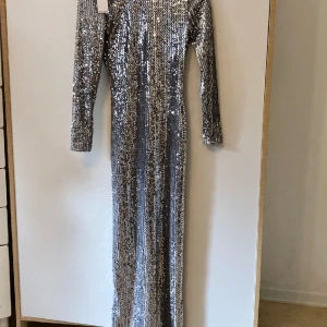 Nyårsklänning / Festklänning / Balklänning  - Jätte fin klänning med bra stretch tyg,  köpt på Nelly, helt ny med lappar kvar, köpt för 799kr säljes nu billigt! Perfekt till Nyår, bröllopsfesten eller balen!  