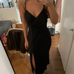 Maxiklänning zara - Svart maxiklänning från Zara. Helt ny med lappar!