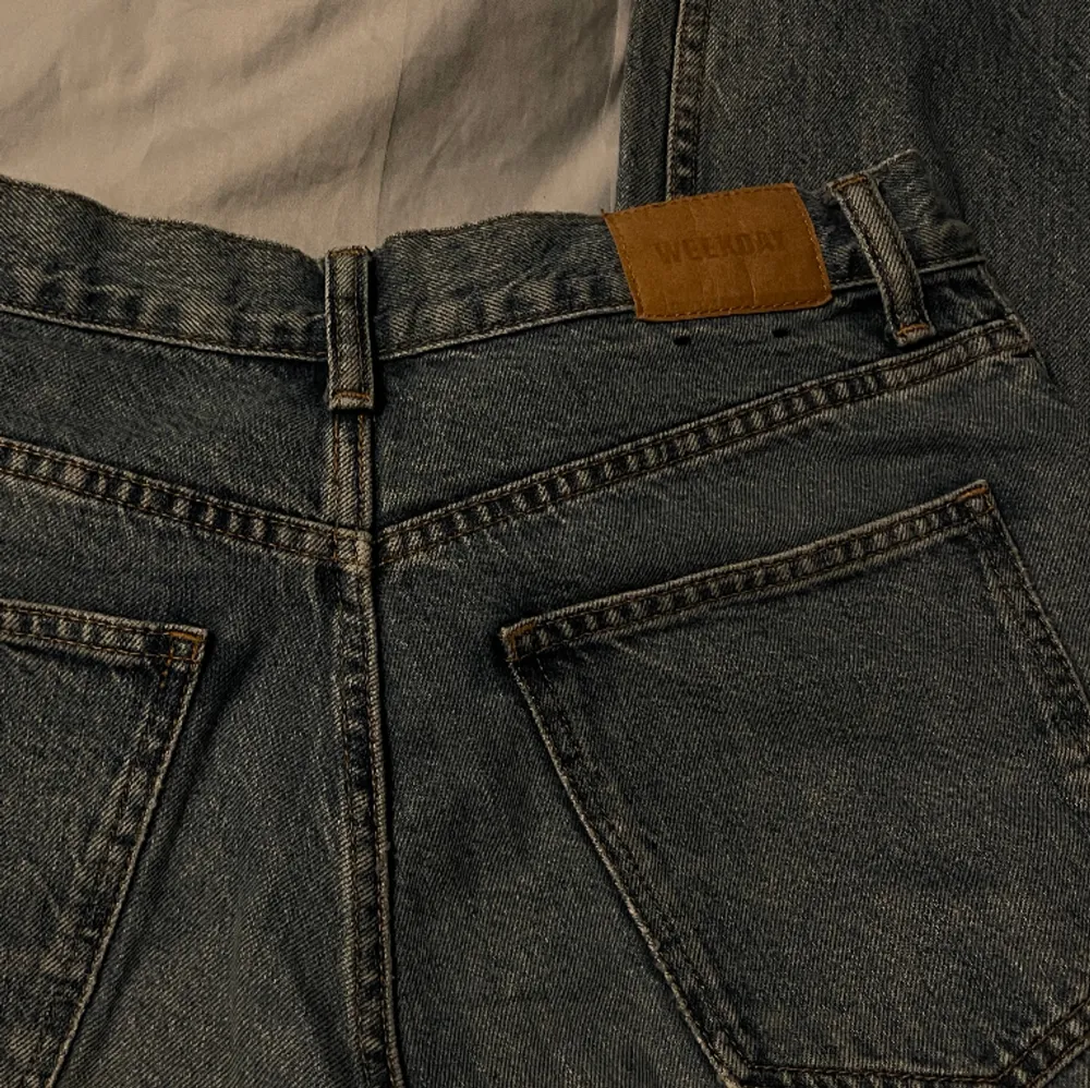 Ett par weekday jeans som jag tyvärr inte använder! De är i bra skick och är superfina🤍. Jeans & Byxor.