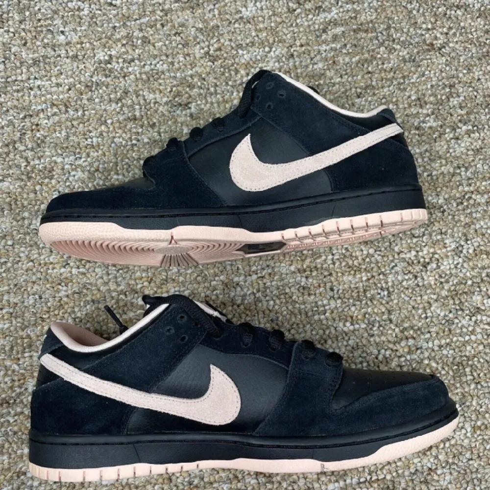 Säljer mina Nike SB Dunk Low Black Coral endast använda några få tillfällen . Skor.