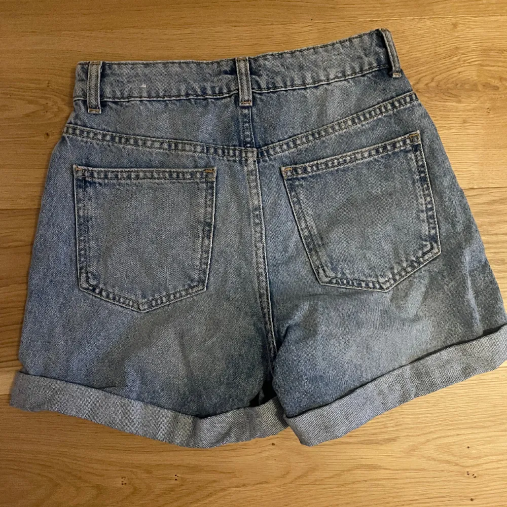 Jeansshorts från Mango. Köpta förra sommaren , kom aldrig i användning denna sommar. Därav säljer. Shortsen är använda fåtal gånger, nyskick.. Shorts.