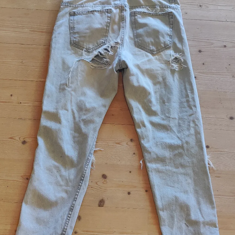 Jeans från Zara i sliten Modell, i gott skick, hålen är där dom ska vara enligt modell. Storlek euro 38. Jeans & Byxor.