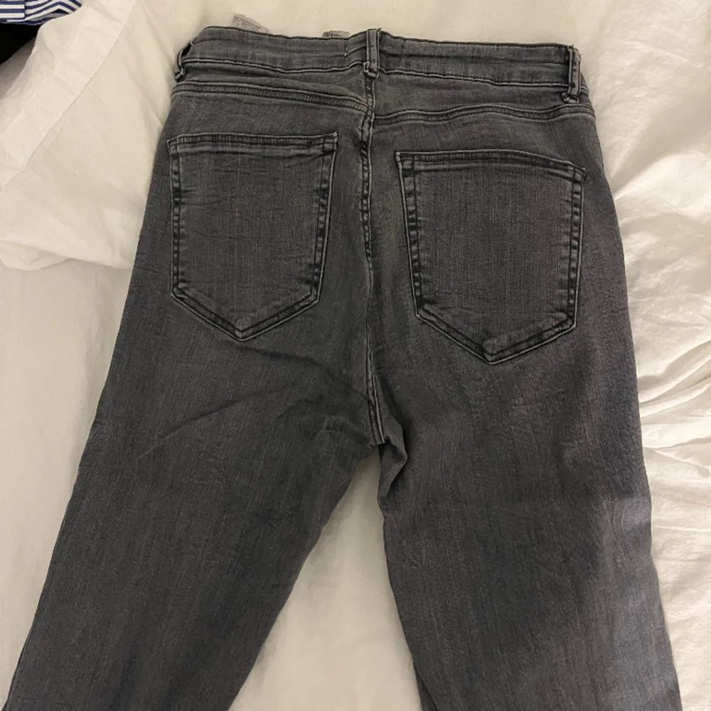 Jättefina gråa jeans med slits från Zara. Säljer dessa då de inte har kommit till användning. Skriv vid frågor❤️. Jeans & Byxor.