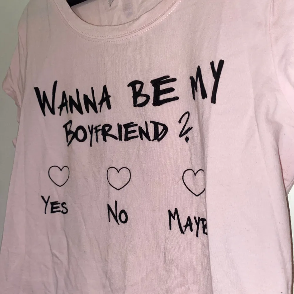 Fint ”Wanna be my boyfriend” T-shirt från fishbone, New Yorker. Fin ljusrosa färg.. T-shirts.