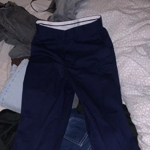 Mörkblåa chinos  - Använt några gånger men har tröttnat på dom, bra i skick och inget som är Sönder 