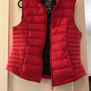 Röd väst - Röd väst för våren 