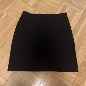 En kort svart kjol från Shein, köpte i sommras 🩷figursydd 