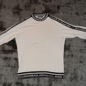 Dolce & Gabbana - Välskött tröja utan fläckar eller slitningar. Köppt på ABCD i Göteborg för ca 4 år sedan och tröjan är använd ett fåtal gånger.