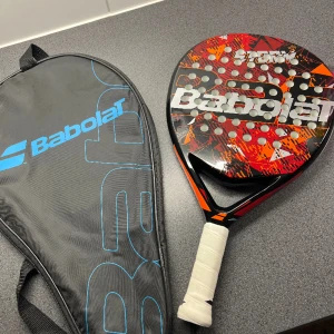 Babolat padel racket  - Säljer två st Babolat padel racket. 1200 kr för båda två. 