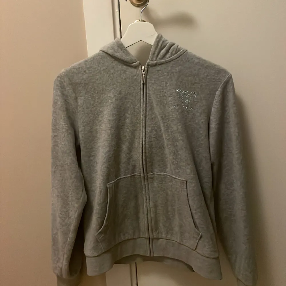 Grått sett juicy couture byxor storlek xs tröja storlek 12-13 PRIS KAN DISKUTERAS!❤️. Hoodies.