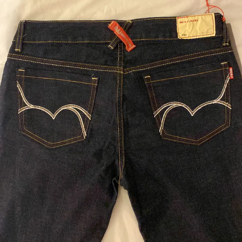Ett par jättefina bootcut jeans med design på bakfickorna, använda bara en eller två gånger.. Jeans & Byxor.