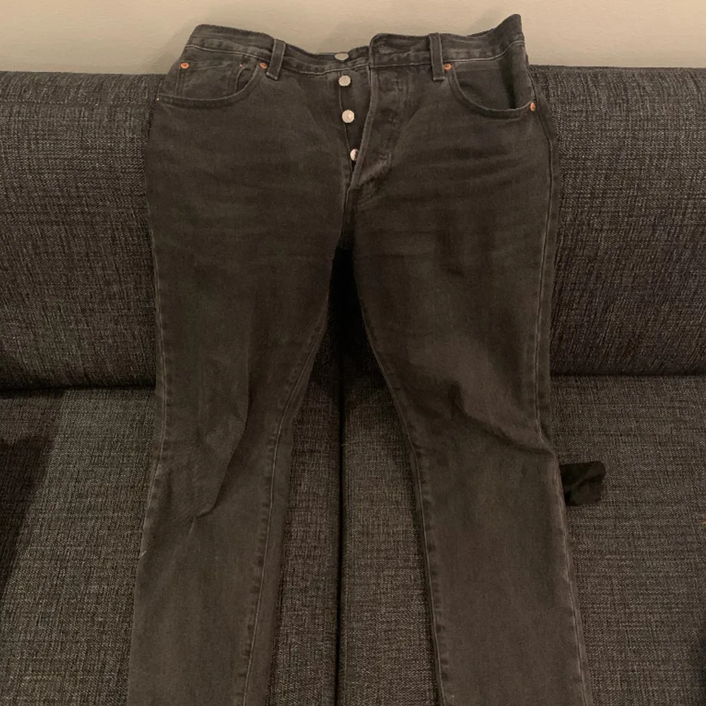 Använt de sen juli, (ca 6 månader) ett par gråa Levi’s 501 i storlek 30/30. . Jeans & Byxor.