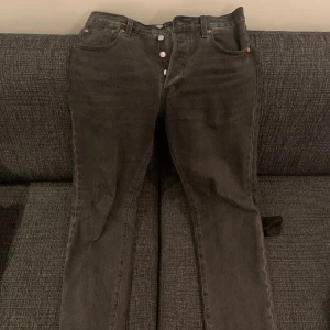 Levi’s 501 - Använt de sen juli, (ca 6 månader) ett par gråa Levi’s 501 i storlek 30/30. 