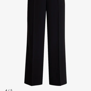 Svarta kostymbyxor - Prislappen sitter kvar för de har tyvärr inte kommit till användning💞nypris 799kr