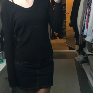 Svart långärmad tröja  - Så otroligt bekväm svart långärmad tröja som är lite extra fin👠helt perfekt skick och använd fåtal gånger! Jag har normalt storlek S men den sitter bra på mig😊finns inte tillgänglig att köpa ny så passa på🥰