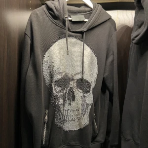Philipp plein hoodie - Sparsamt använd. Alla diamanter sitter kvar. Ägt denna i 4 år och har mest hängt i garderoben. Säljes eller bytes mot något likvärdigt.