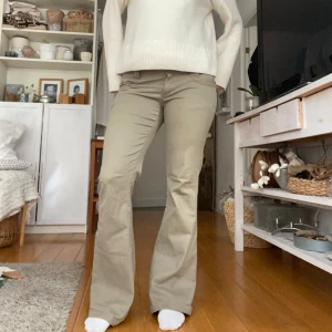 Gröna utsvängda byxor  - Så snygga khakifärgade, lågmidjade och utsvängda byxor💓midjemåttet rakt över är ca 41cm och innerbenslängden är ca 82cm, ganska stretchiga i materialet!