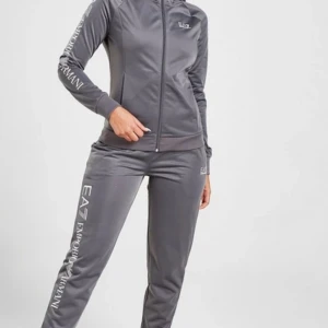 Armani sett - Säljer den här dressen som jag köpte för 2/3 år sen. Säljer den pågrund av att jag inte använder den längre. Köpte den för 1200kr säljer för 400kr