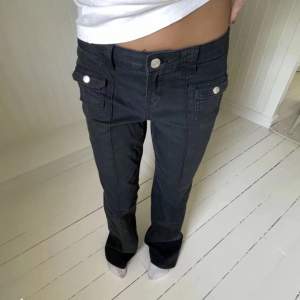 Säljer svarta jeans från hm köparen står för frakt 