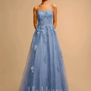 Oanvänd blå balklänning i spets  - En helt oanvänd balklänning från märket JJ’s house som fortfarande ligger i paketet (oöppnat). I storlek 38. Nypris: ca 3000kr (inkl fraktkostnader)