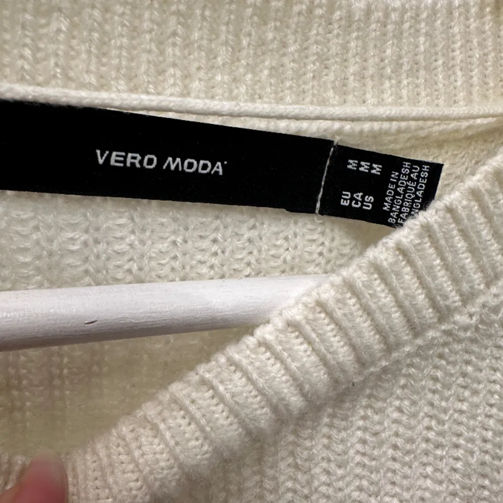 En vit stickad tröja, trekvartsarm från Vero Moda. . T-shirts.