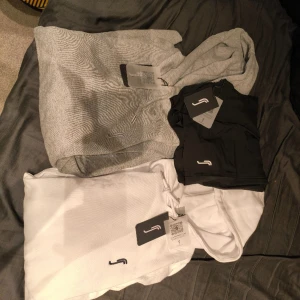 Rs sports hoodies och shorts  - Hej säljer helt nya Rs sports hoodies en grå och vit i storlek L  Shorts är i storlek L   Alla har lapparna kvar!  Nypris på tröjorna är 900kr styck säljes för 400  Shortsen är nypris 600 säljes för 300