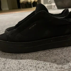 Arigatos - Säljer mina arigatos då jag vill ha andra skor riktigt fina använda i ungefär 1 månad skick 8/10 lite smuts på men kan tvätta de innan allt og förutom kvitto följer med
