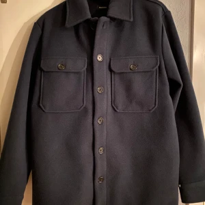 Overshirt matinique  - säljer denna tjockare overshirt från matinique. Använd 1 gång!! 10/10 skick stl S men passar M. Pris kan diskuteras vid snabb affär. Nypris 1499
