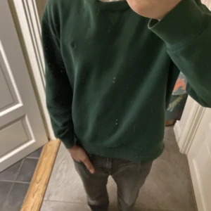 Ralph Lauren tröja - En fräsch och snygg Ralph Lauren tröja. Spegeln är lite smutsig och knte tröjan! Jätte fint skick och i defekter. Skulle säga att tröjan passar som bäst till 165 cm lång men även för något kortare!