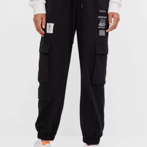 Cargo joggers - Joggers i cargo-stil från Bershka. Använd 1-2ggr. Stl S. Lånade bilder pga potatiskamera.
