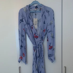 Klänning/kaftan  - Second Female, aldrig använd  