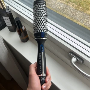 Björn Axén värmeborste 38 mm - En värme borste. Använt en gång och jag får inga lockar så det är andledning till att jag vill sälja den orliginal pris: 849. Priser nu: 350kr  