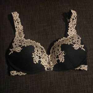 Intimissimi push up BH - Oanvänd intimissimi bh, enbart testad, med fina detaljer! Säljer pga för liten för mig. Lite liten i storlek enligt mig. Modell: Superpushup-behå Gioia Pretty Flowers i färgen svart. Nypris 499kr. 💗