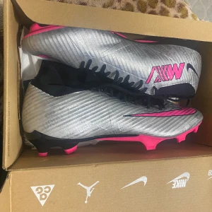 Fotbollsskor  - Storlek 46 har andvänt 1 gång har inte lådan till den och de är lite smutsiga under ifrån