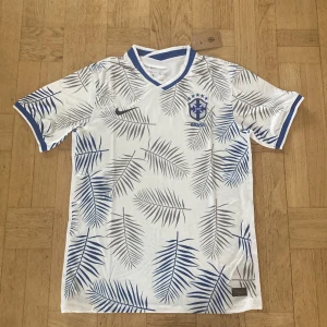 22/23 Brasilien special edition - Säljer en helt ny Brasilien tröja från 22/23. Priset kan diskuteras.
