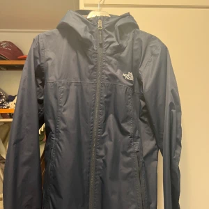 North face jacka  - North face jacka köpt för 1200kr nypris. strlk XS. Knappt använd och i bra skick.   Pris kan diskuteras :)