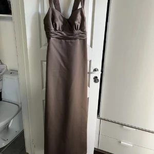 Balklänning  - Hejsan! Säljer nu min balklänning som jag bara testat och lapparna sitter kvar. Jag köpte den för 2299kr men säljer nu den superbilligt för jag har ingen användning utav den. Jag är 173cm!