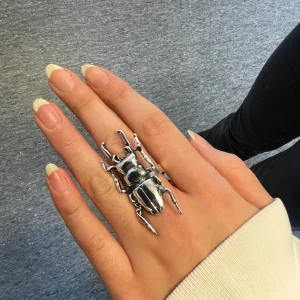 Skalbagge ring - Jättefin o cool skalbagge ring, justerbar. Säljer då den ej kmr till användning💗Har använd max 3 ggr alltså i nyskick💓