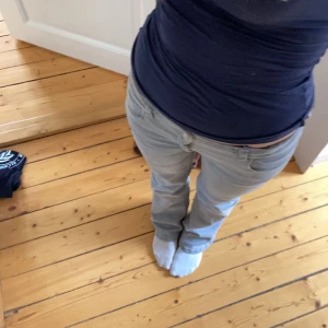 Jeans - Säljer dessa as snygga jeans från Gina Tricot, de är väldigt stretchiga vilket gör att de passar väldigt många olika strl💘