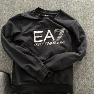 Ea7 tröja - Bra skick på tröjan säljer för jag har bytt stil.❤️