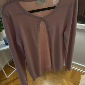 Kofta - En ljusrosa kofta från Kaffe. Den kommer inte till använding pga att den är för stor för mig. Pris kan diskuteras🩷🩷