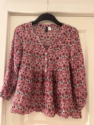 Hm Blus  - Jätte fin blus från hm perfekt för sommaren i storlek 38. Liten i storlek. Har ett hål i underarmen. 