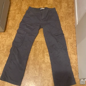 Lowwaist cargo pants  - Lowwaist cargo pants från Gina i bra skick!! Jätte snygga!! 