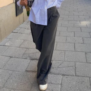 Favorite Pants Grey - XS - Superfina Favorite Pants Grey - kostymbyxor från Djerf Avenue! Lite för korta för mig så säljer vidare 🎀 I superfint skick, inga skråmor osv. Hör av er vid fler bilder 💞 Nypris: 1499 kr