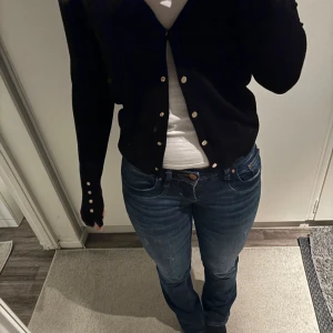 Kofta - Svart kofta med guldknappar från Zara. Den är i storlek M men passar på mig som har S. Pris kan diskuteras🩷🩷