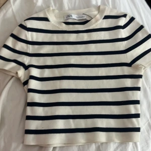 Zara  - Jag säljer en zara tröja i storlek s har använt 2-4 ggr 