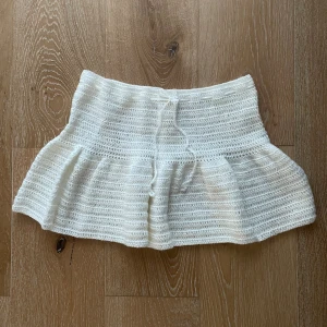 Virkad kjol - virkad low rise mini kjol. med band i midjan, passar storlek S-L 🎀
