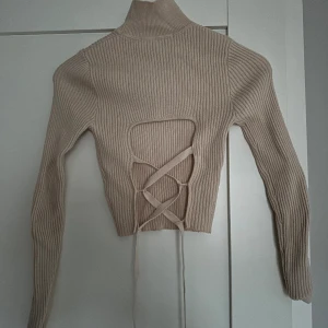 Zara topp - Så så sååå fin croppad topp från zara! Den har öppen rygg med korsknytning och lite högre krage. Tyvärr kommer den inte till användning men den är verkligen Såå fin! Kom privat för fler bilder 💕