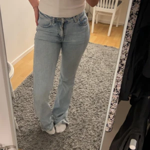 ljusblå jeans  - Fina ljusblåa jeans! strl 34, från Gina Tricot. Fint skick😇(jag är 167 cm)