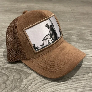 Velvet keps - Aldrig använd, fick den i julklapp med kom inte till användning (10/10)  Går att pruta vid snabbaffär!